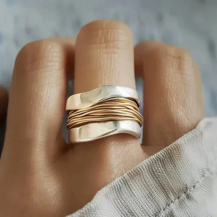 Zilveren ring met gouden draden