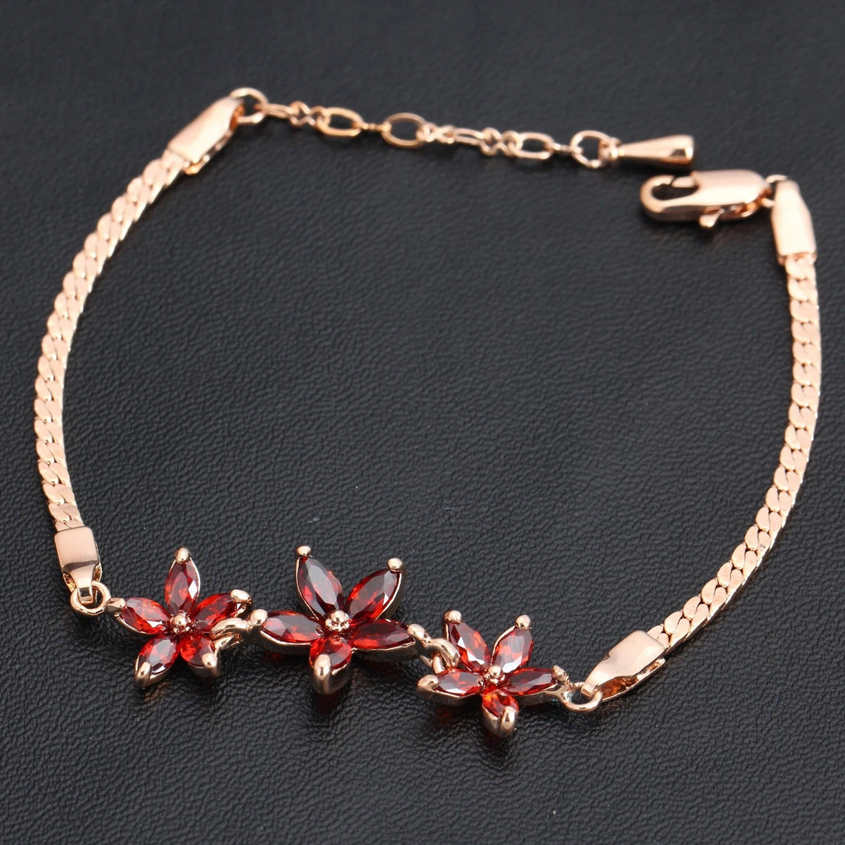 Retro Roze Goud & Drie Rode Kristallen Bloemarmband