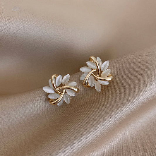 Elegante en Exquise Circulaire Opal Bloem Stud Oorbellen in Goud