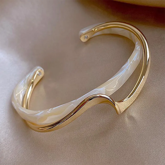 Elegante Open Armband Gemaakt van Witte Emaille en Goud