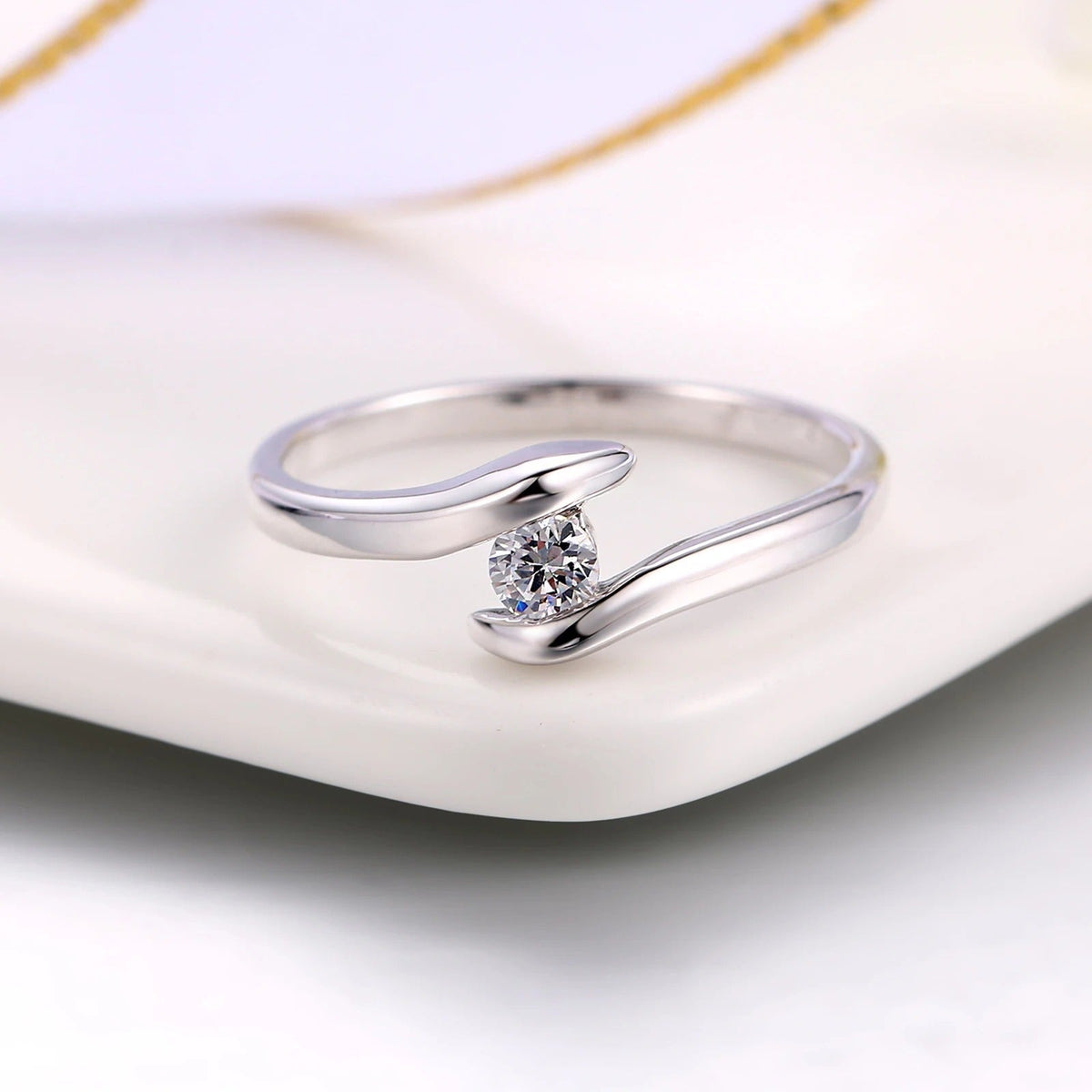 Zilveren Gebogen Band & Stralende Centrale Diamanten Ring