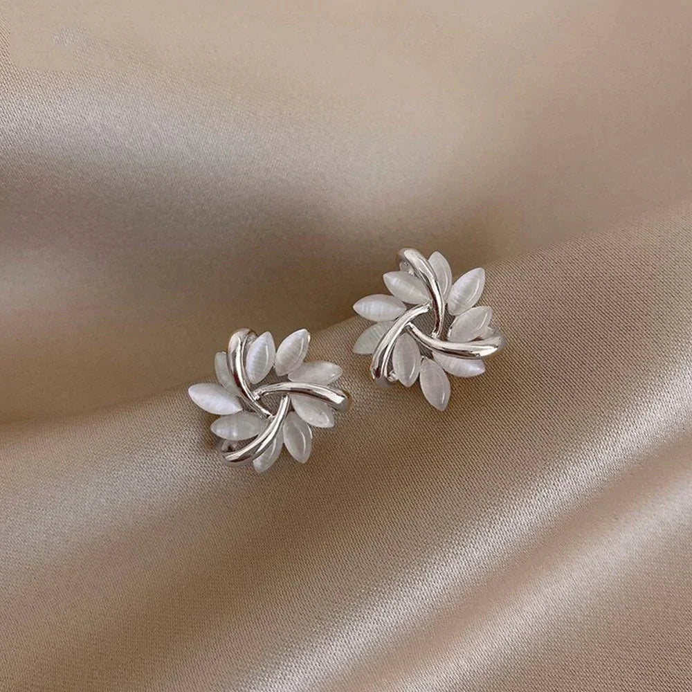 Elegante en Exquise Circulaire Opal Bloem Stud Oorbellen in Goud